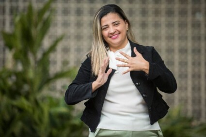 Primeira doutora surda da UFMG atribui à EJA o sonho de ser professora