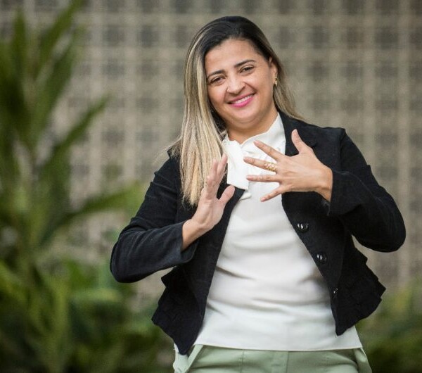 Primeira doutora surda da UFMG atribui à EJA o sonho de ser professora