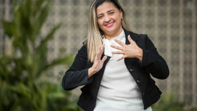 Primeira doutora surda da UFMG atribui à EJA o sonho de ser professora