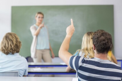 A Educação de Jovens e Adultos no Brasil e o contexto social dos alunos dessa modalidade